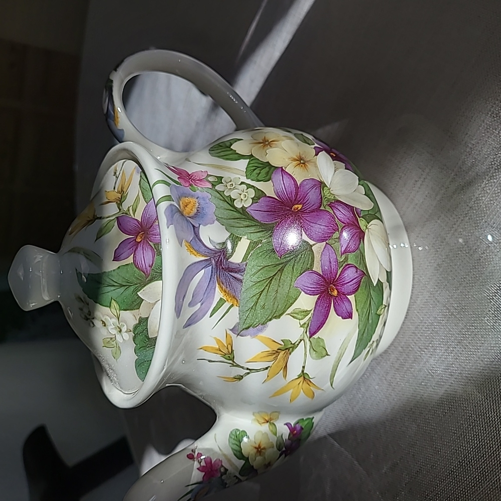 A English Sadler teapot.  Holds 32 ounces or 4 cups.